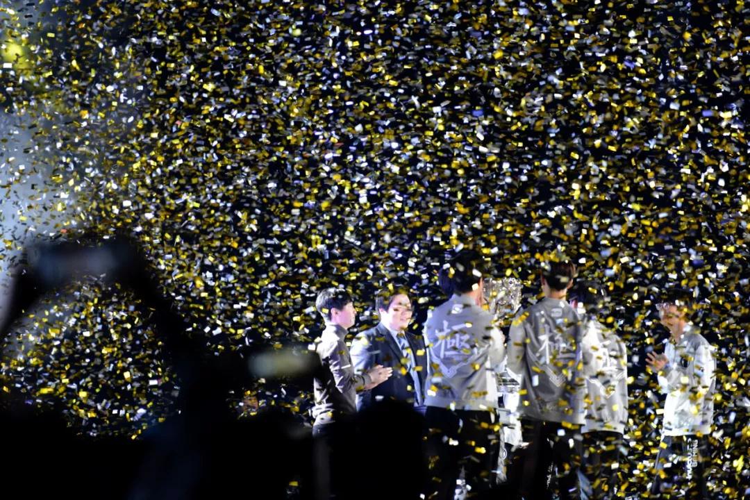 LPL冠军奖杯及世界赛冠军奖杯已完成复刻，并送达EDG基地